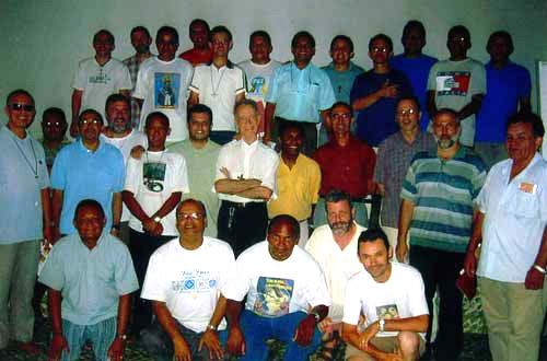 "Dom Reinaldo" inmitten seiner (meist jungen) Priester 