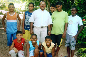 Pe. Jos&eacute; Luiz de Menezes mit ehemaligen Stra&szlig;enkindern