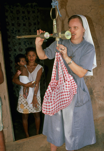 Sr. Veronika bei der Gewichtskontrolle